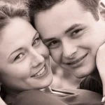 مراحل طلاق توافقی در اصفهان در سال ۱۴۰۴ 7 young couple kissing in the gras 6 1310754