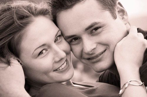 شهاب عزیزپور 4 young couple kissing in the gras 6 1310754