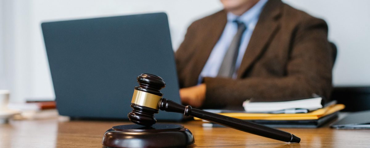 نحوه انتخاب وکیل مناسب: وکیل پایه یک دادگستری در اصفهان 8 A lawyer at a court in Isfahan 3