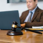 نحوه انتخاب وکیل مناسب: وکیل پایه یک دادگستری در اصفهان 7 A lawyer at a court in Isfahan 3